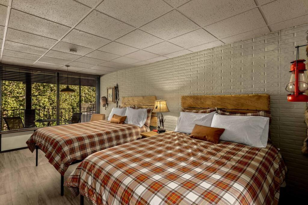 Stonegate Lodge 2 Queen Beds Wifi 50In Roku Tv Salt Water Pool Room #105 尤里卡斯普林斯 外观 照片
